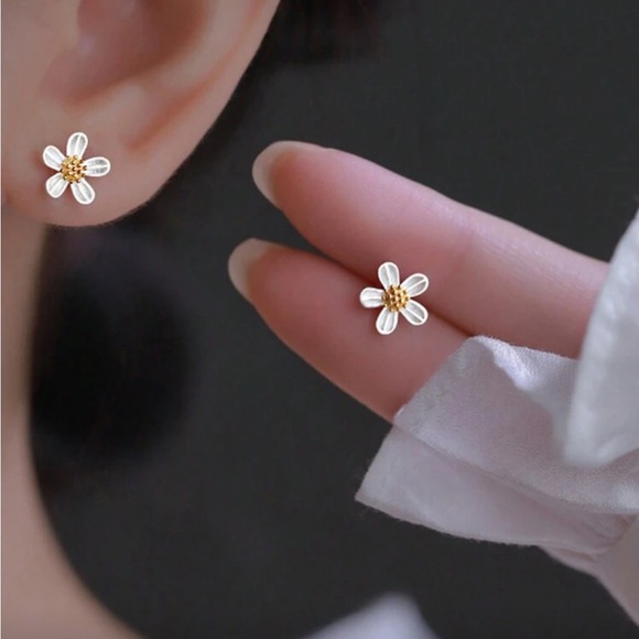 Jewelry - Elegant Gold and White Flower Earrings